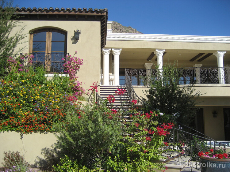 Если Вы использовали кованые балконы в экстерьере загородного дома, то его можно дополнить плетенной мебелью, садовыми фонарями и душистыми цветущими растениями - все это поможет Вам создать атмосферу уюта