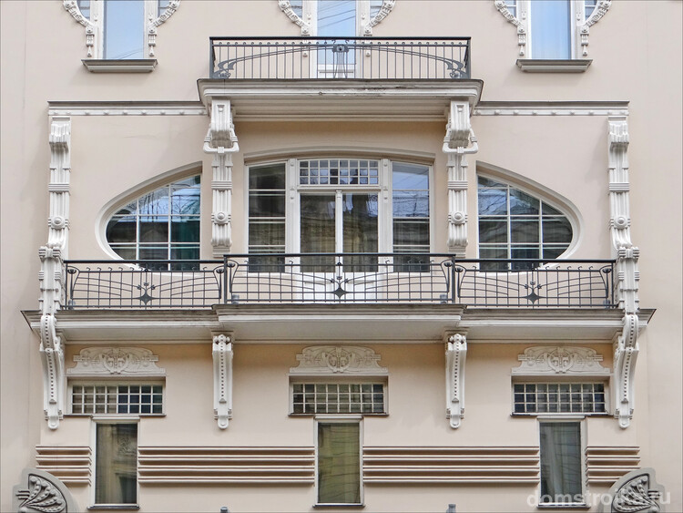 При выборе кованого балкона для своего дома стоит учесть множество факторов, которые на первый взгляд кажутся незначительными или даже незаметными, но при этом отыгрывают значительную роль, например, высота балкона
