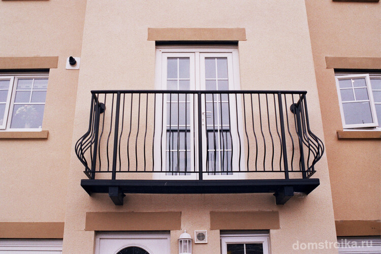 Выбирая балкон для своей квартиры, нужно обратить особое внимание не только на цвет и стиль исполнения кованого изделия, но и на материалы которые использованы при его изготовлении