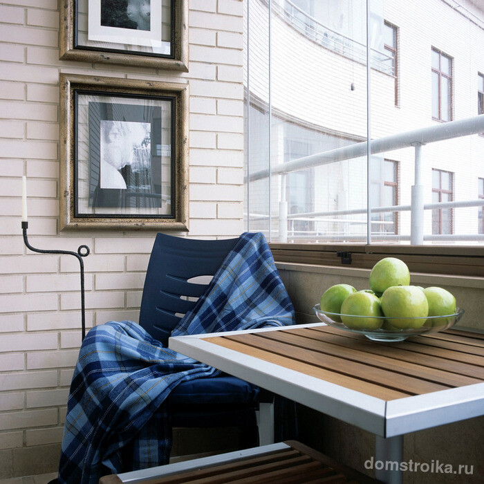 Уютный утепленный балкон станет прекрасным местом для проведения свободного времени