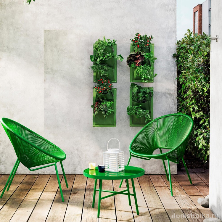 Зеленая мебель смотрится контрастно и очень интересно на фоне светлых стен