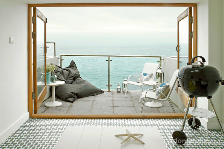 Небольшой балкон с креслом-мешком и великолепным морским видом
