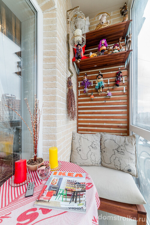 Декоративный кирпич в отделке стен небольшого балкона