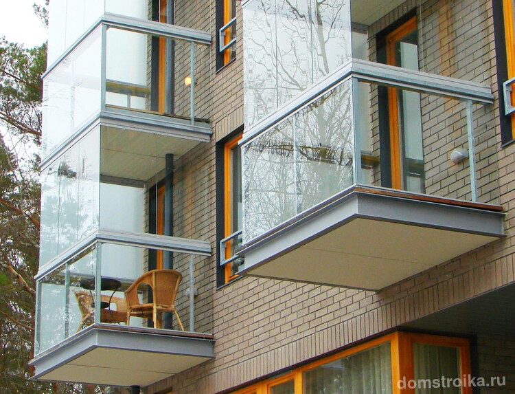 Небольшие балконы, остекленные алюминиевым профилем