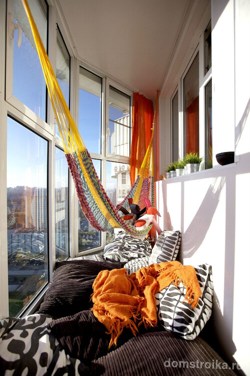 Остекленный балкон может стать местом приятного времяпровождения для всей семьи