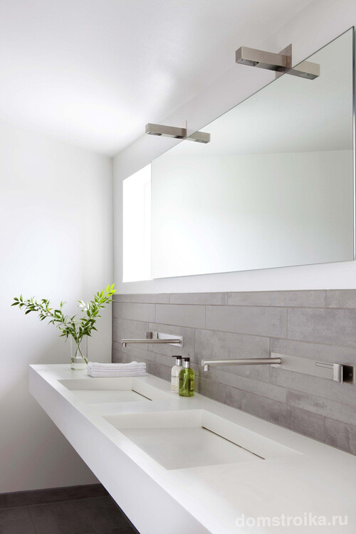 Столешница с двумя раковинами в дизайне ванной комнаты, оформленной в стиле минимализм