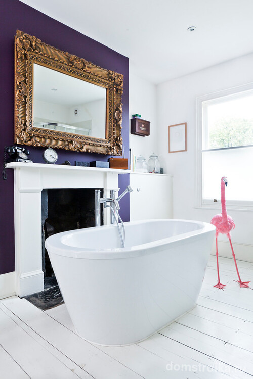 Роскошное сочетание белого с фиолетовым в классической ванной комнате