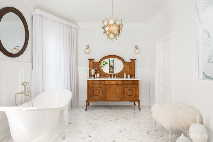 Классическая ванная комната в белом с деревянным комодом