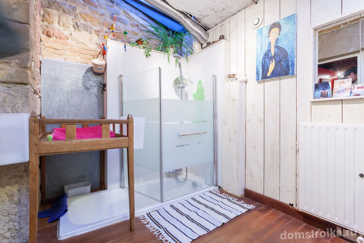 Санузел в этно стиле с душевой кабиной, оборудованной над ванной