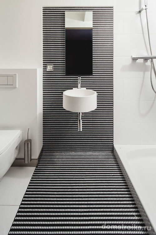 Классическая черно-белая расцветка ванной комнаты с использованием мозаики