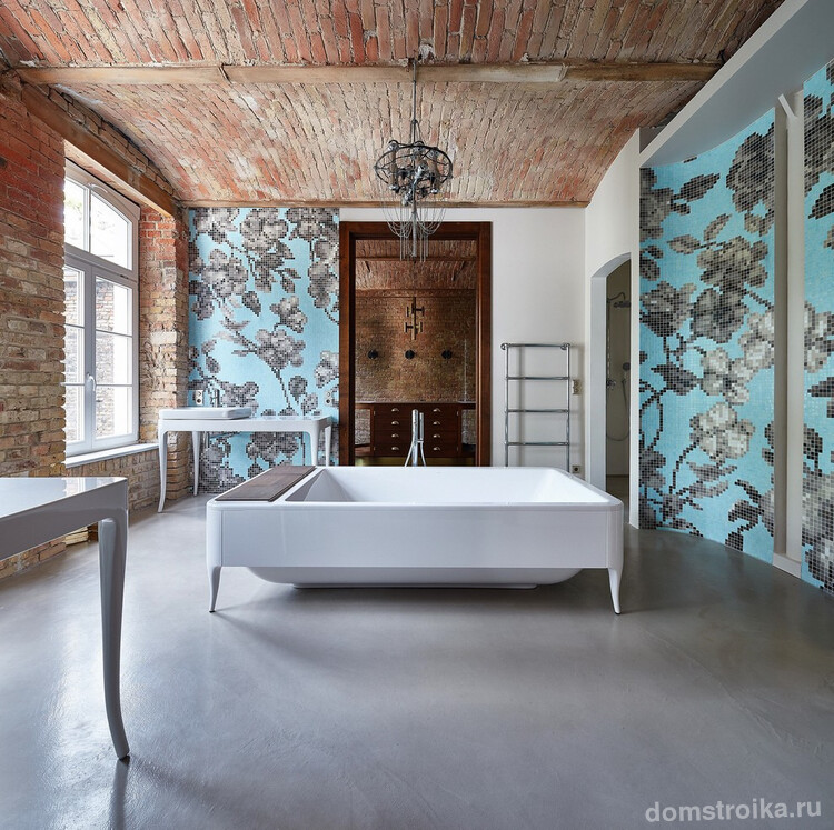 Просторное помещение для ванной в стиле лофт с отделкой стен мозаикой