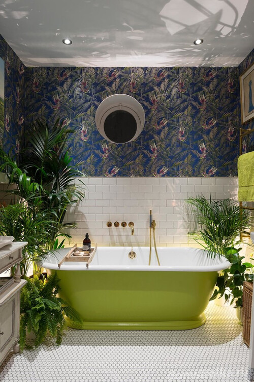 Сочная ванная комната, оживленная домашними растениями