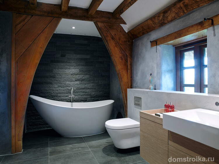 Выделенная зона ванной необычной деревянной аркой