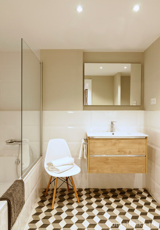 Ванная комната с интерьером в скандинавском стиле, оформленная в бежевом цвете