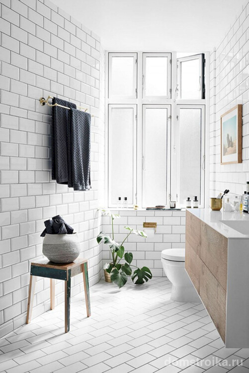 Практически любой интерьер ванной в скандинавском стиле не обходится без такой детали, как табурет