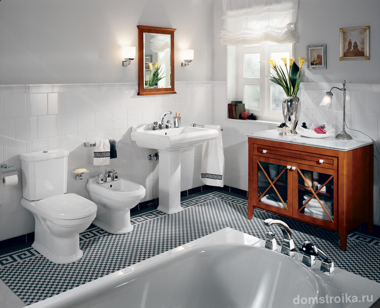 Ванная комната в классическом стиле с соответствующей сантехникой