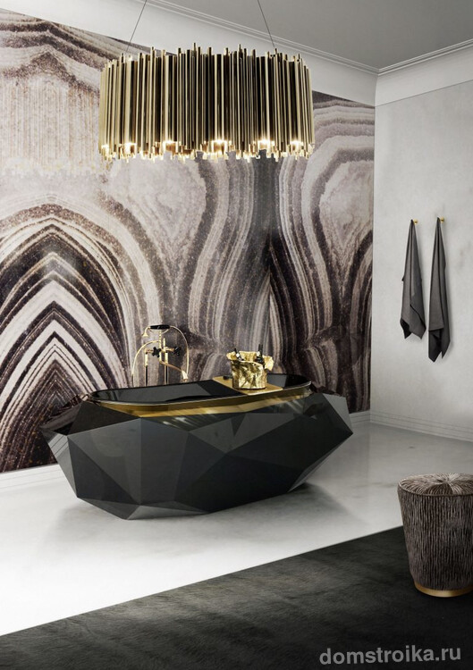Роскошная ванная комната с оригинальной черной ванной в стиле арт-деко
