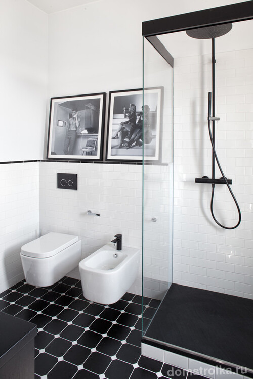 Черно-белый интерьер небольшой ванной комнаты