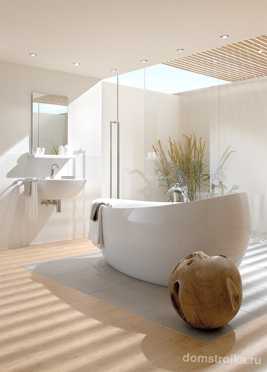 Стильный вариант освещения прямоугольной ванной - одинарные точечные встроенные светильники по периметру комнаты