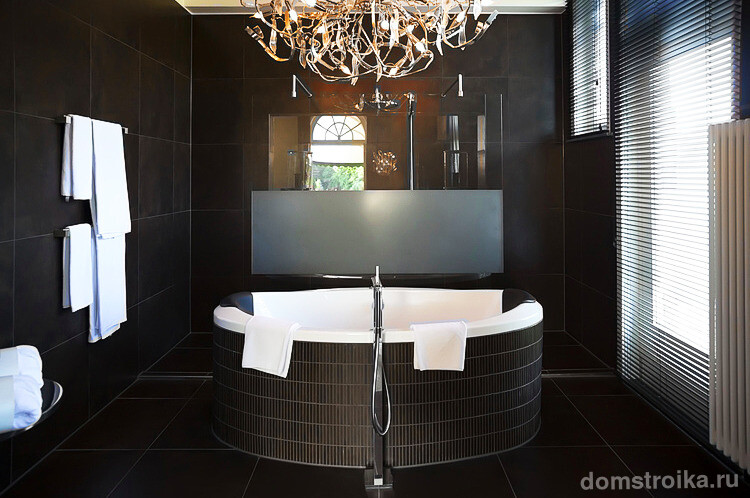 Стильная многокомпонентная люстра в интерьере ванной в стиле модерн
