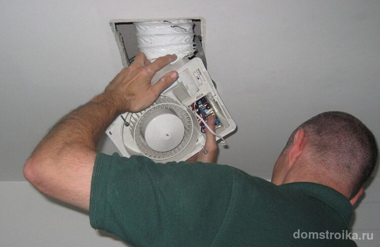 Вентиляцию необходимо располагать максимально высоко под потолком или непосредственно на нем
