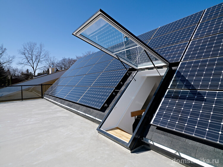 Плоский солнечный коллектор на крыше частного дома
