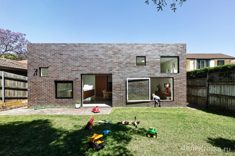 Серо - коричневые тона кирпичной отделки добавят строгости дизайну здания