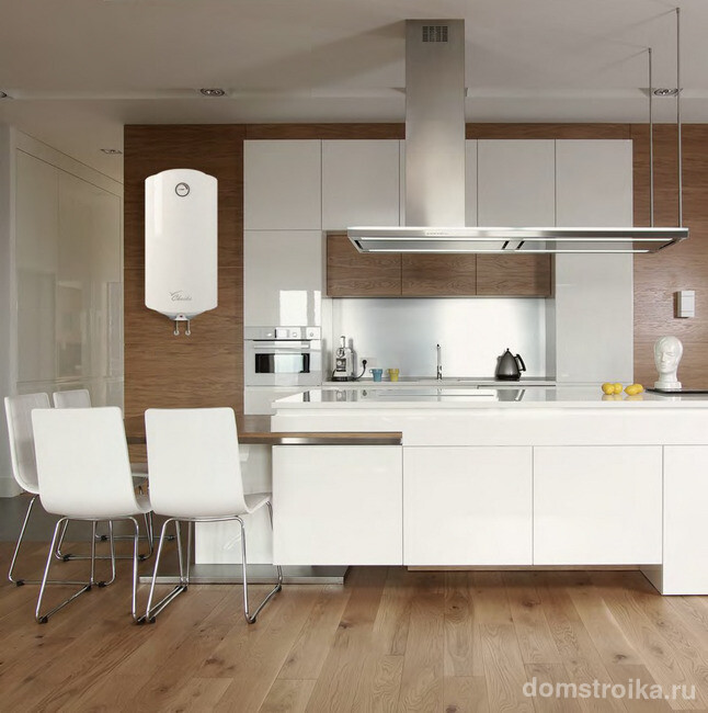 Водонагреватель накопительный: гармоничное сочетание белой кухни с водонагревателе с деревянной отделкой помещения