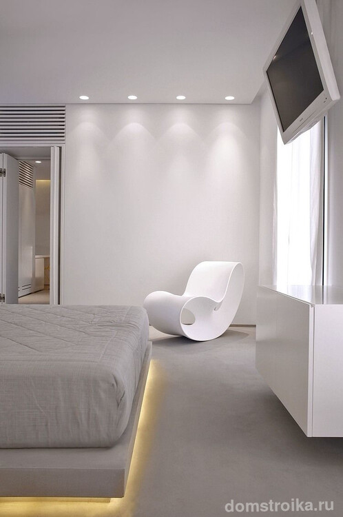 Светло-серый наливной пол в спальне и "парящая" кровать