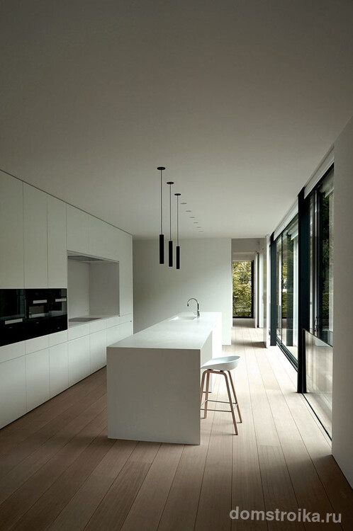 Ламинат в белой минималистичной кухне загородного дома