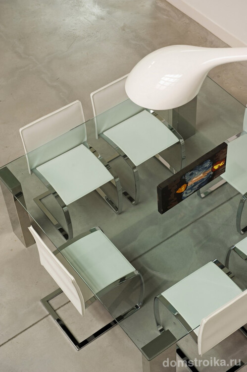 Полностью прозрачная стеклянная столешница стола на 8 человек - образец простоты и элегантности