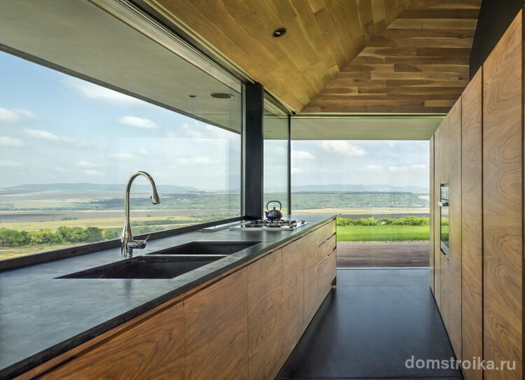 Единственное украшение этой кухни – потрясающий равнинный вид из панорамных окон