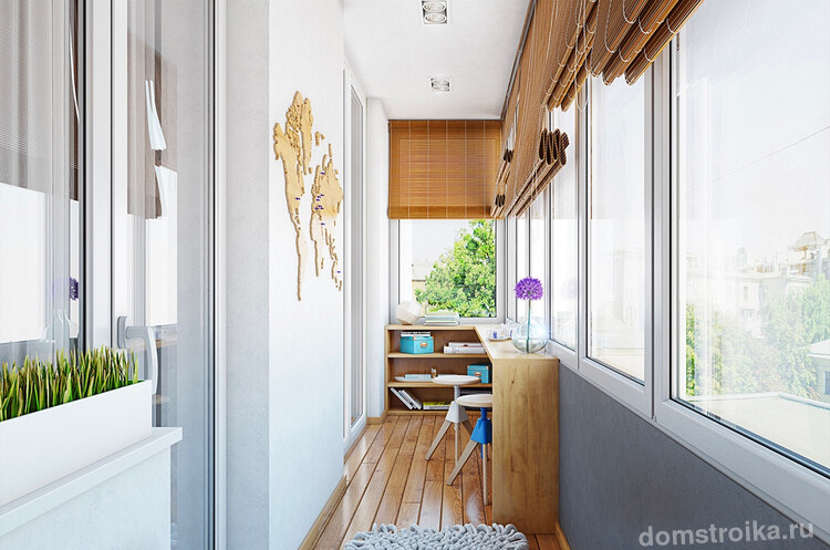 Лаконичный дизайн балкона в белом цвете с дощатым настилом пола и бамбуковыми шторами