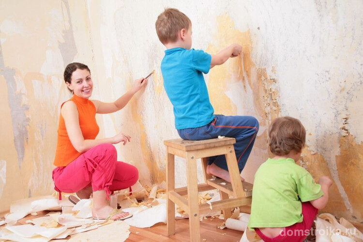 Снятие старого покрытия стен требует определенных навыков и знаний