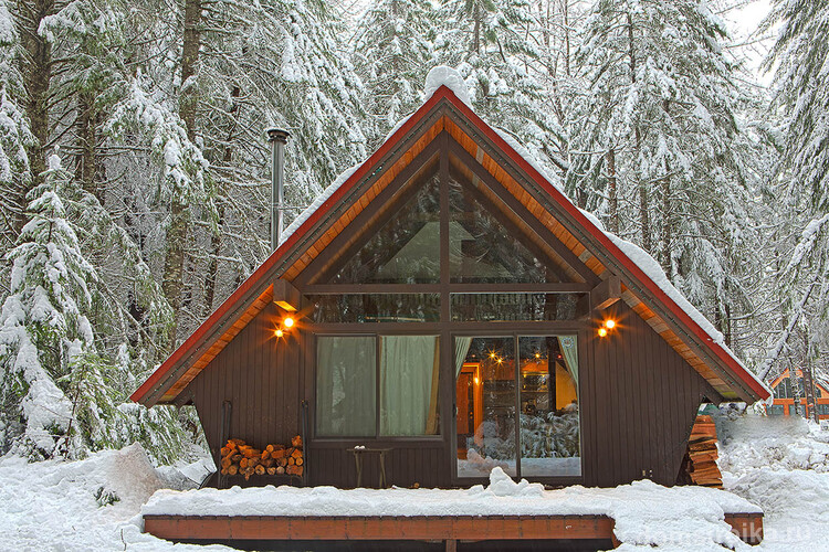Тандем деревянного домика и зимнего пейзажа создают неповторимую атмосферу тепла и уюта