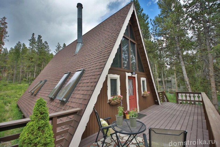 Треугольный дом - полноценное строение, особенно сказочно выглядит на территории леса