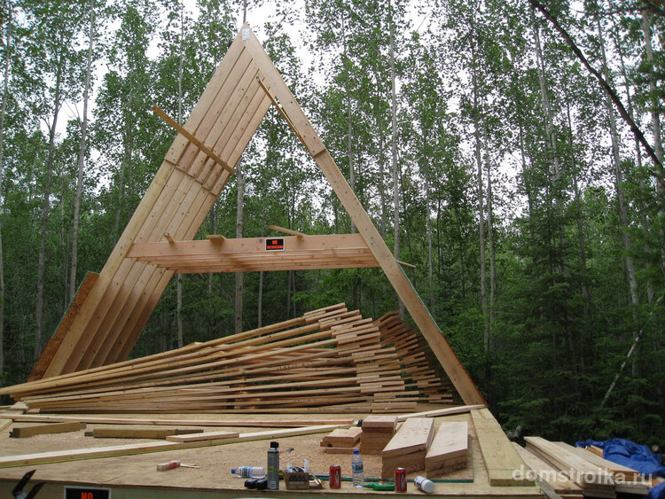 Этап возведения треугольного дома из дерева