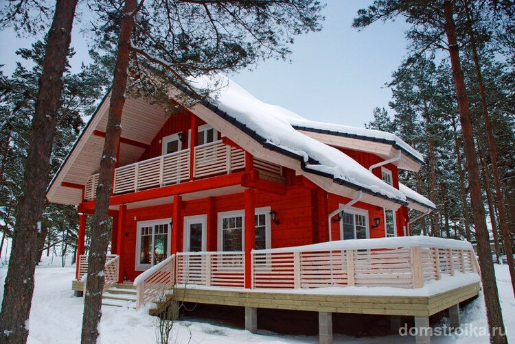 Двухэтажный финский дом из бруса яркого цвета