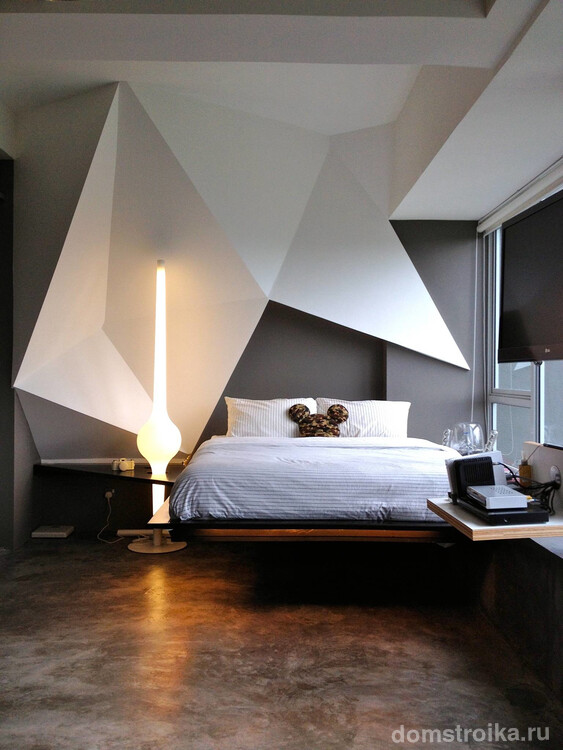 Стильная спальная комната с эффектным светильником и объемным рельефом на стенах