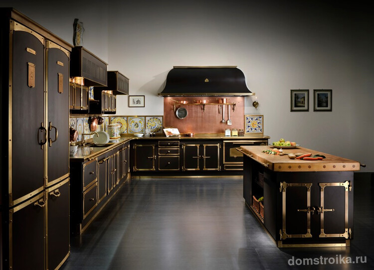 Черный кухонный гарнитур с латунной окантовкой