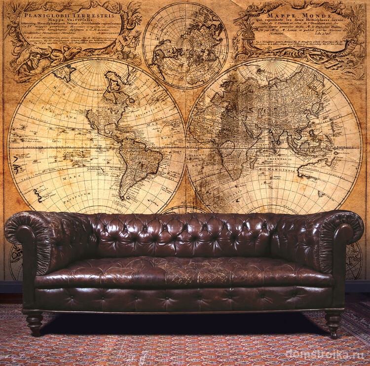 Роскошный диван Честерфилд на фоне старинной карты мира