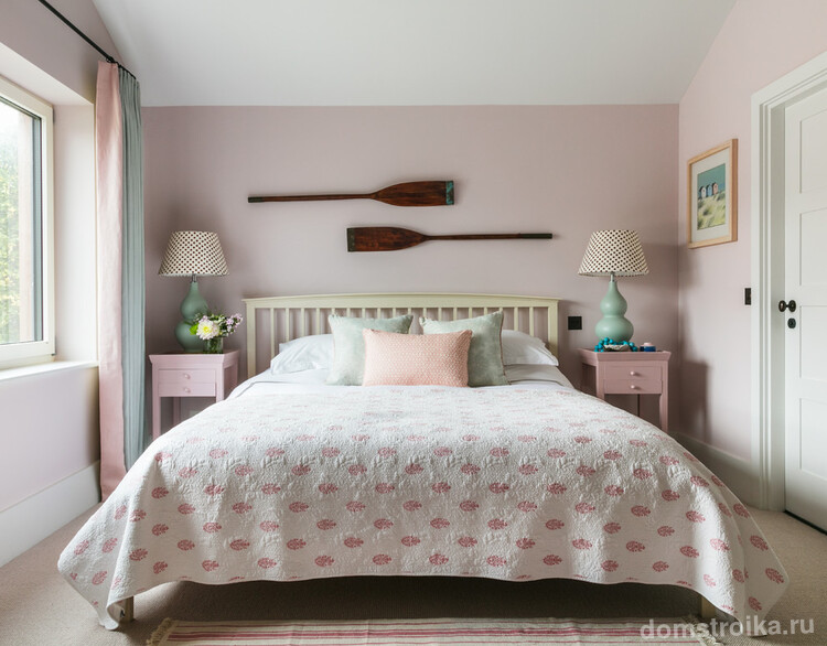Небольшая спальня, оформленная в пастельных тонах