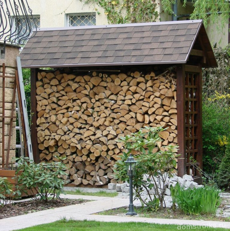 Аккуратный навес для дров с качественной крышей