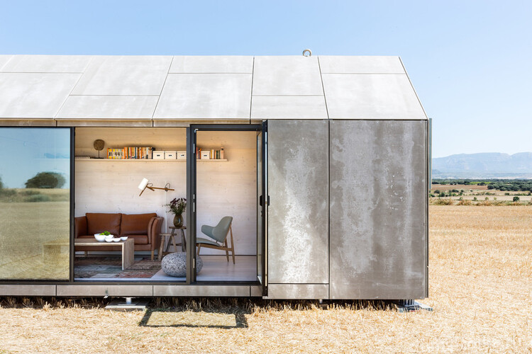 Мобильный дом в современном стиле с отделкой стен и крыши плоским шифером