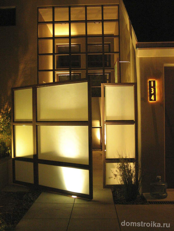 Подсветка сделает ваш фасад очень выразительным в темное время суток