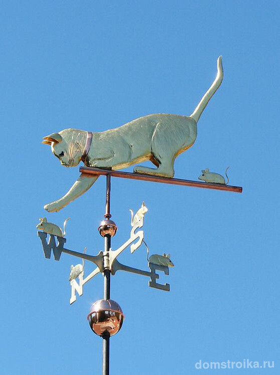 Традиционный ветряной флюгер с изображением кошки и мышей, расположенных на каждой стрелке