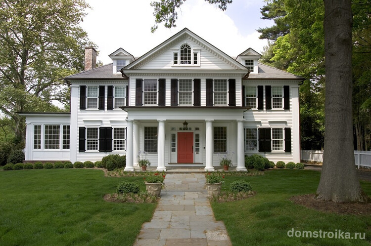 Черно-белый фасад отличный вариант для дома в классическом стиле