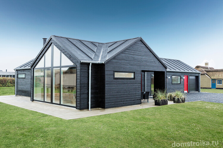 Красивое сочетание стекла и черной деревянной отделки в дизайне небольшого загородного дома