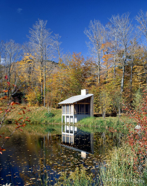 Дачный домик на берегу озера