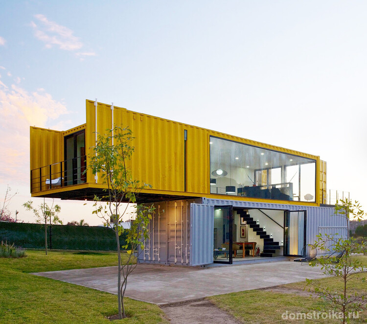 Дом из контейнеров - отличное решение для тех, кто хочет получить стильный и просторный дом по привлекательной цене